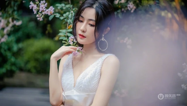 汤晶媚绝对气质写真大片来袭，美人鲜花组合兼顾唯美清纯