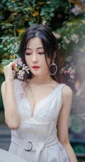 汤晶媚绝对气质写真大片来袭，美人鲜花组合兼顾唯美清纯