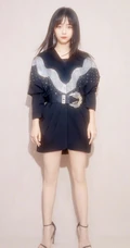 谭松韵一袭黑色星辰装出席活动，化身简约摩登线条感少女
