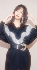 谭松韵一袭黑色星辰装出席活动，化身简约摩登线条感少女