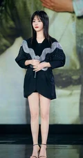 谭松韵一袭黑色星辰装出席活动，化身简约摩登线条感少女
