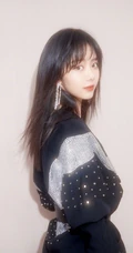 谭松韵一袭黑色星辰装出席活动，化身简约摩登线条感少女