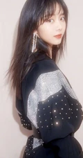 谭松韵一袭黑色星辰装出席活动，化身简约摩登线条感少女
