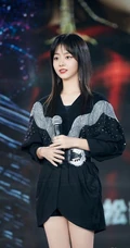 谭松韵一袭黑色星辰装出席活动，化身简约摩登线条感少女
