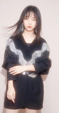 谭松韵一袭黑色星辰装出席活动，化身简约摩登线条感少女