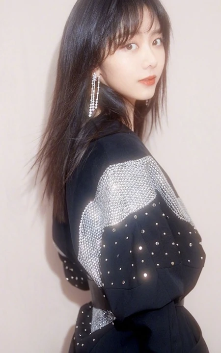 谭松韵一袭黑色星辰装出席活动，化身简约摩登线条感少女