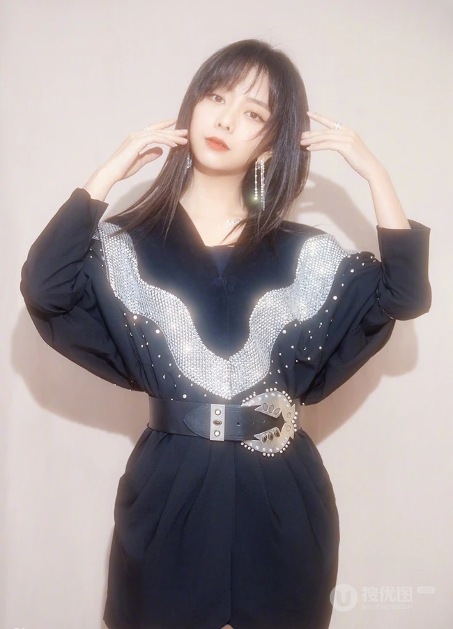 谭松韵一袭黑色星辰装出席活动，化身简约摩登线条感少女