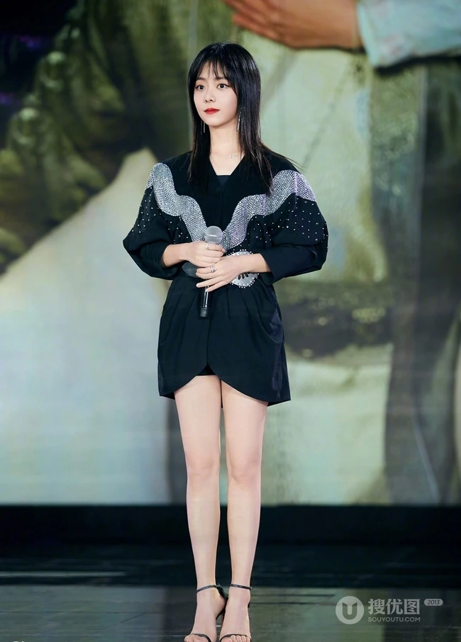 谭松韵一袭黑色星辰装出席活动，化身简约摩登线条感少女