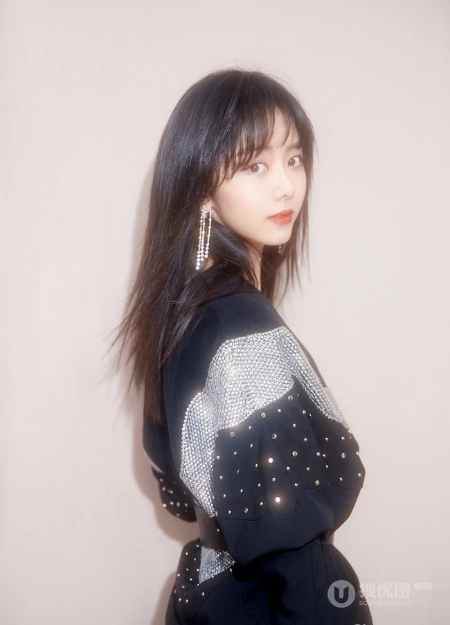谭松韵一袭黑色星辰装出席活动，化身简约摩登线条感少女