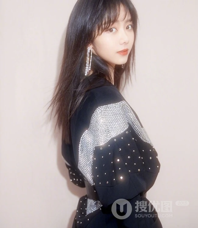谭松韵一袭黑色星辰装出席活动，化身简约摩登线条感少女