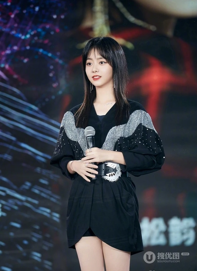 谭松韵一袭黑色星辰装出席活动，化身简约摩登线条感少女