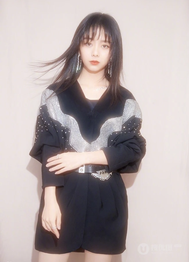谭松韵一袭黑色星辰装出席活动，化身简约摩登线条感少女