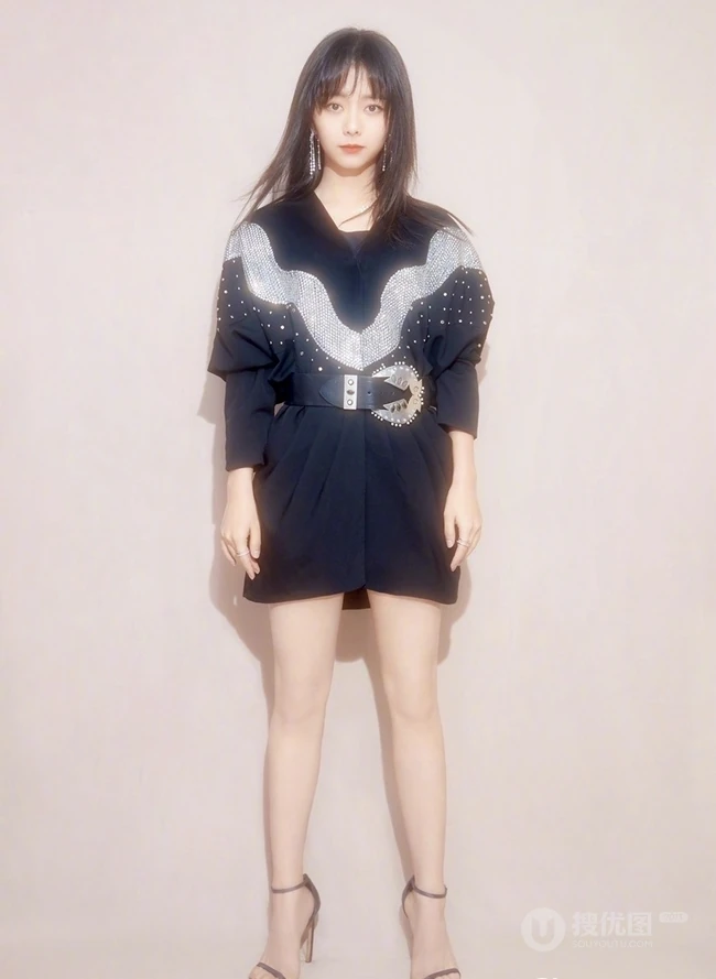 谭松韵一袭黑色星辰装出席活动，化身简约摩登线条感少女