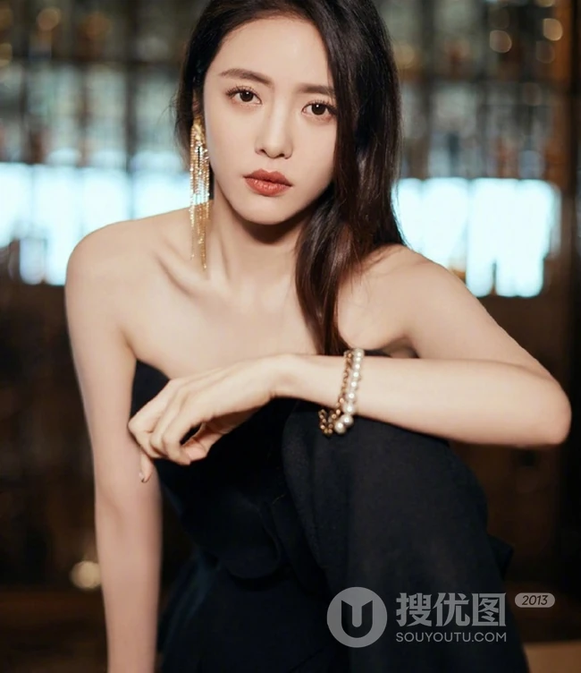 蔡文静露肩装搭配高跟室内写真图片，气质锁骨动人至极