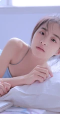 时光若水，娇小柔美长发少女着肩带背心室内写真图片