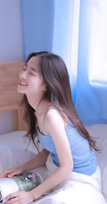 时光若水，娇小柔美长发少女着肩带背心室内写真图片