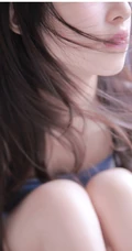时光若水，娇小柔美长发少女着肩带背心室内写真图片