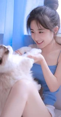 时光若水，娇小柔美长发少女着肩带背心室内写真图片