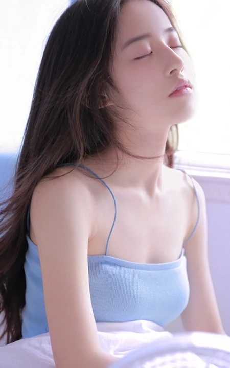 时光若水，娇小柔美长发少女着肩带背心室内写真图片