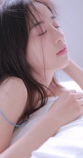 时光若水，娇小柔美长发少女着肩带背心室内写真图片
