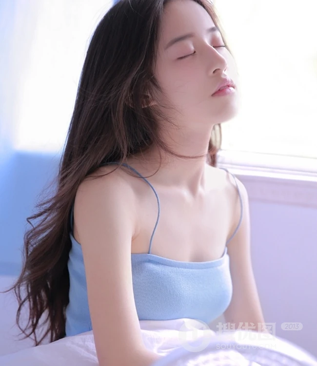 时光若水，娇小柔美长发少女着肩带背心室内写真图片