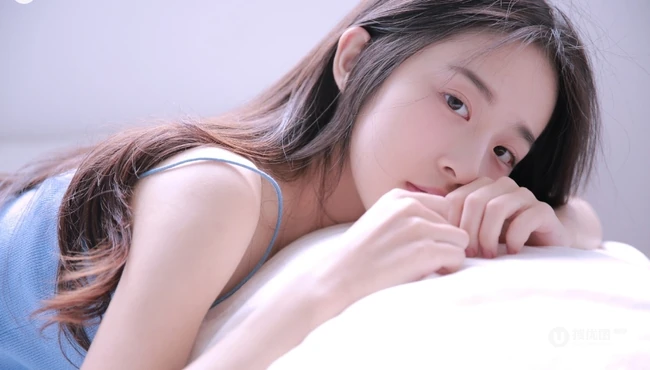 时光若水，娇小柔美长发少女着肩带背心室内写真图片
