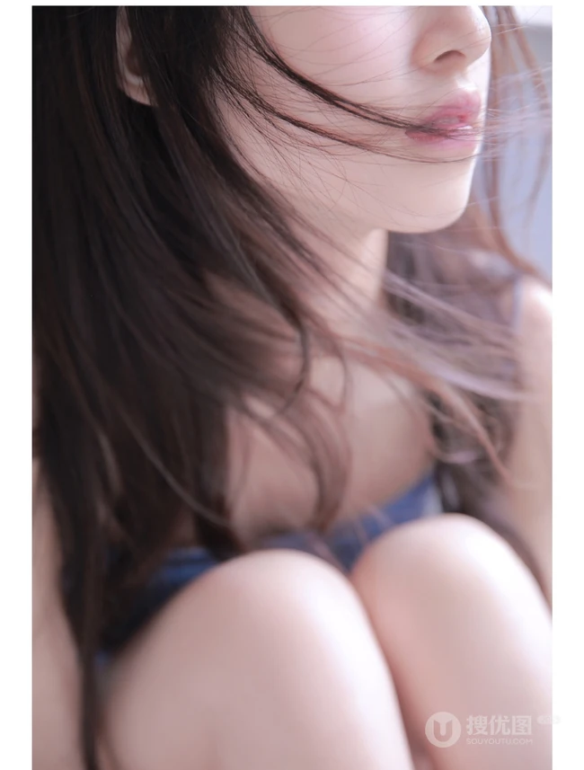 时光若水，娇小柔美长发少女着肩带背心室内写真图片