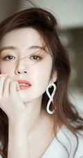 王晓晨白色露肩装连衣裙出席活动写真图片
