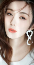 王晓晨白色露肩装连衣裙出席活动写真图片