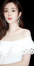王晓晨白色露肩装连衣裙出席活动写真图片