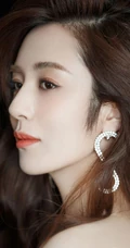 王晓晨白色露肩装连衣裙出席活动写真图片