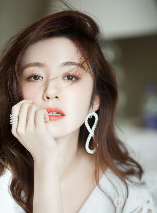 王晓晨白色露肩装连衣裙出席活动写真图片