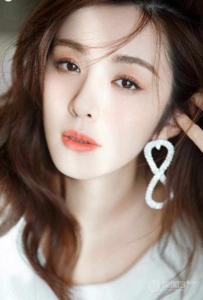 王晓晨白色露肩装连衣裙出席活动写真图片