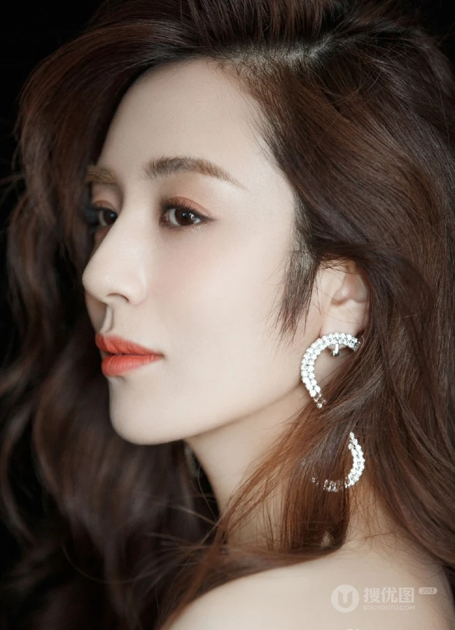 王晓晨白色露肩装连衣裙出席活动写真图片