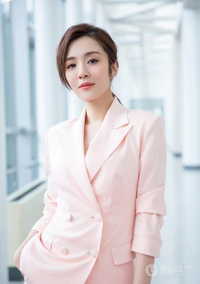 王晓晨粉色西装短裤套装清爽干练写真图片