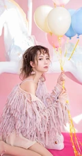 粉色少女心，手拿气球的卷发发型女生粉色闺房气质写真