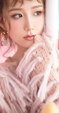 粉色少女心，手拿气球的卷发发型女生粉色闺房气质写真