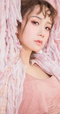 粉色少女心，手拿气球的卷发发型女生粉色闺房气质写真