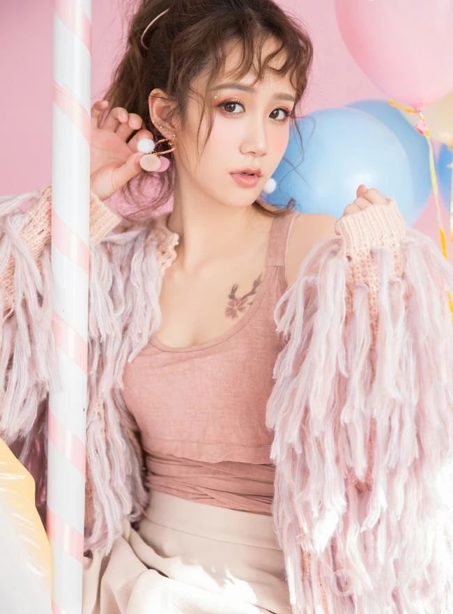 粉色少女心，手拿气球的卷发发型女生粉色闺房气质写真