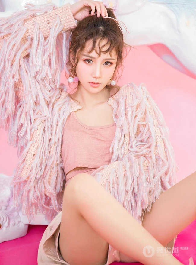 粉色少女心，手拿气球的卷发发型女生粉色闺房气质写真