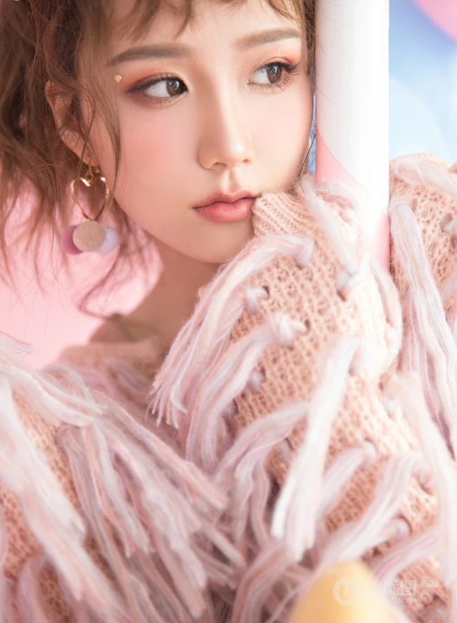 粉色少女心，手拿气球的卷发发型女生粉色闺房气质写真
