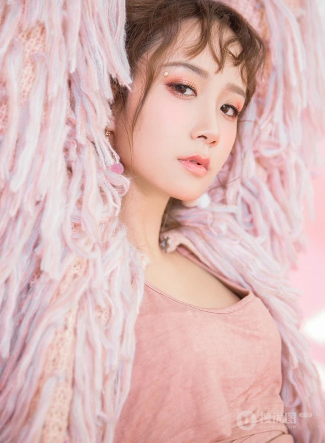 粉色少女心，手拿气球的卷发发型女生粉色闺房气质写真