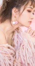 粉色少女心，手拿气球的卷发发型女生粉色闺房气质写真