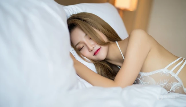 简约的白，浓厚之气质，女生模特Miko室内氛围写真图片