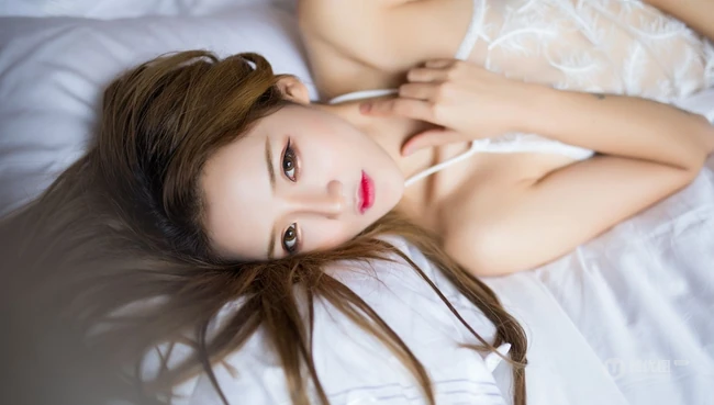 简约的白，浓厚之气质，女生模特Miko室内氛围写真图片