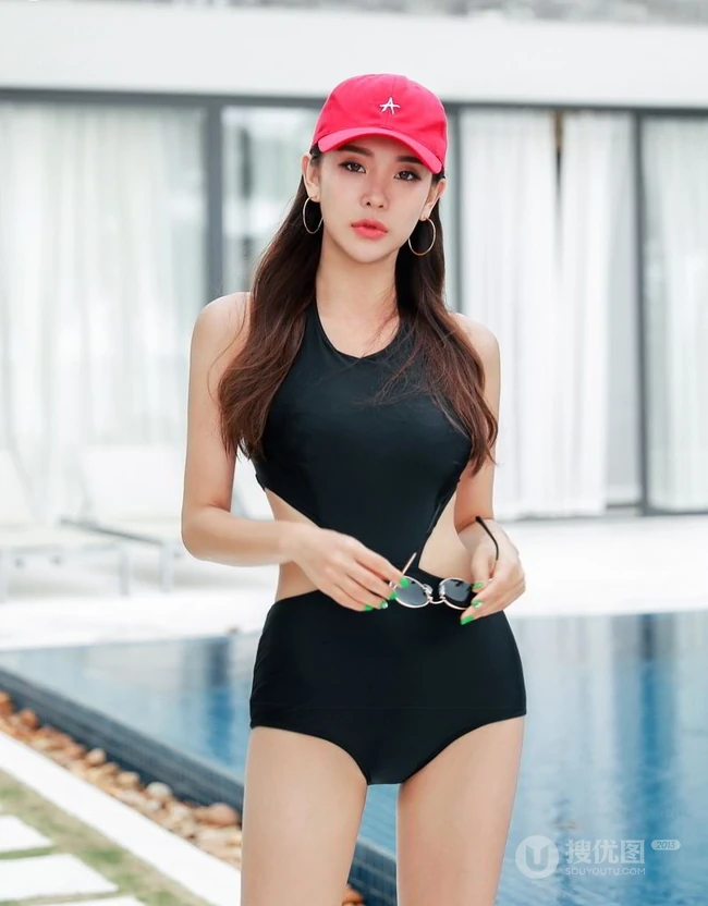韩国女生朴多贤沙滩泳装海边，泳池旁气质写真图片