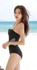 韩国女生朴多贤沙滩泳装海边，泳池旁气质写真图片