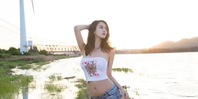 无尽的沙漠，身骑白马的高挑气质女生田梓茵气质写真图集