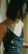 女生模特刘雯肩带连衣裙唯美胶片色室内写真图片