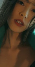 女生模特刘雯肩带连衣裙唯美胶片色室内写真图片